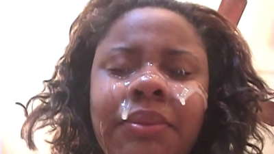 Black Breziliana tovovavy mahazo cum amin'ny tarehiny taorian'ny anal firaisana ara-nofo amin'ny lehibe dick